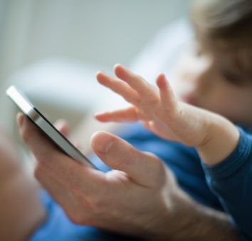 Мобильный телефон для ребенка: за и против