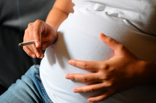 Что на самом деле происходит с ребенком в утробе, если его мама …курит?