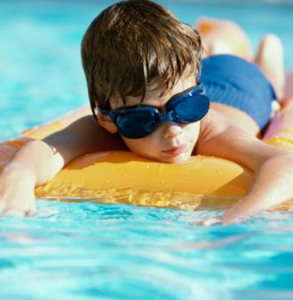 Физическая культура: как научить ребенка плавать?