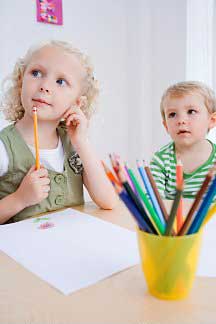 Дети рисуют карандашами