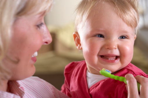 Здоровье малыша: как правильно ухаживать за зубками?